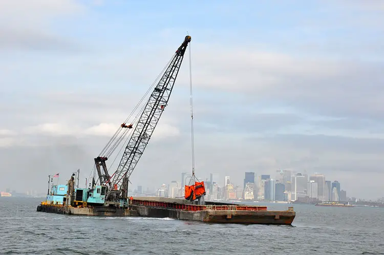 Clamshell Dredger - Dregding Underway