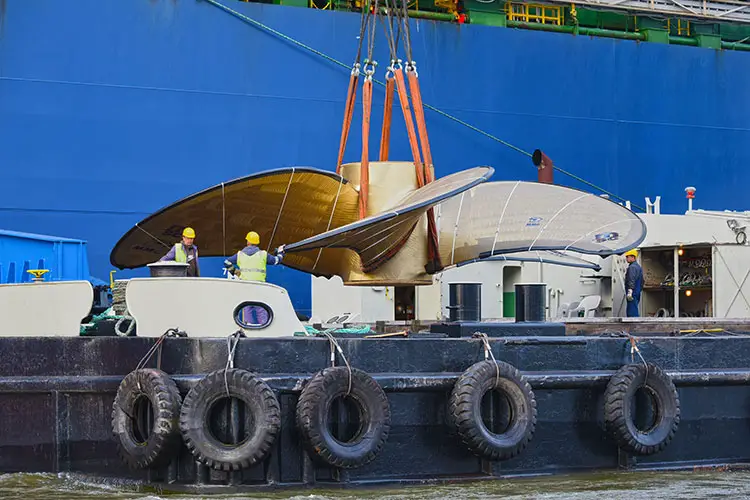 HHLA Floating Crane Loads World’s Biggest Ship Propeller Onto A Vessel At The Port Of Hamburg