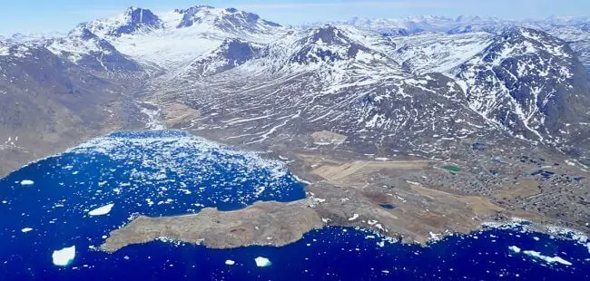NOAA’s Arctic Report Card Tracks Region’s Environmental Changes 1 NOAA’s Arctic Report Card Tracks Region’s Environmental Changes