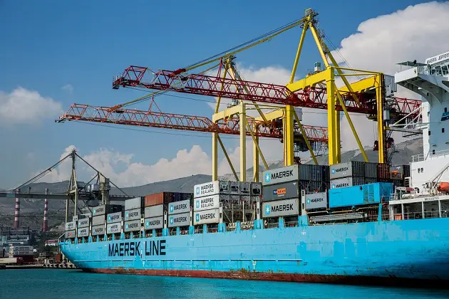 Fuel Spills from Maersk Ship during Bunkering in Hong Kong 1