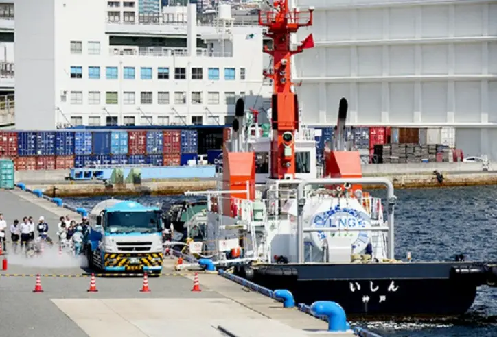 MOL LNG-Fueled Tugboat Ishin Undergoes First LNG Bunkering Trial