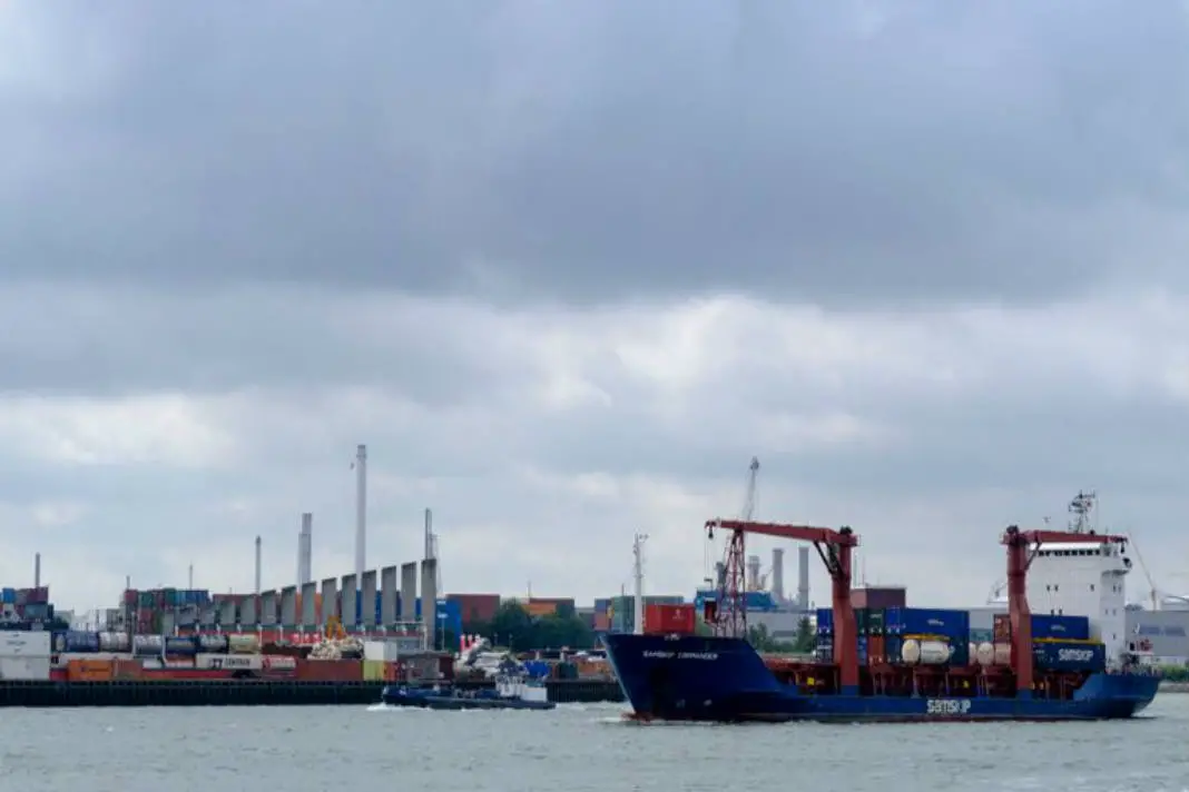 25 Stowaways Found In Refrigerated Container On A Ship 1 25 Stowaways Found In Refrigerated Container On A Ship 1