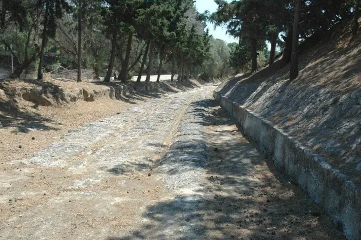 Corinth Canal: A Peculiar Manmade Waterway 3 Diolkos